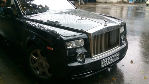 Người sở hữu chiếc Rolls-Royce Phantom Rồng thứ 4 tại Việt Nam là ông Trần Văn Thạch, chủ một doanh nghiệp lớn kinh doanh gỗ tại huyện miền núi Hương Khê, Hà Tĩnh. Theo thông tin từ gia đình đại gia Thạch, chiếc siêu xe gắn biển khủng 38A-028.88 này có giá 1,7 triệu USD (tương đương khoảng 35 tỷ đồng), chưa kể tiền làm biển.